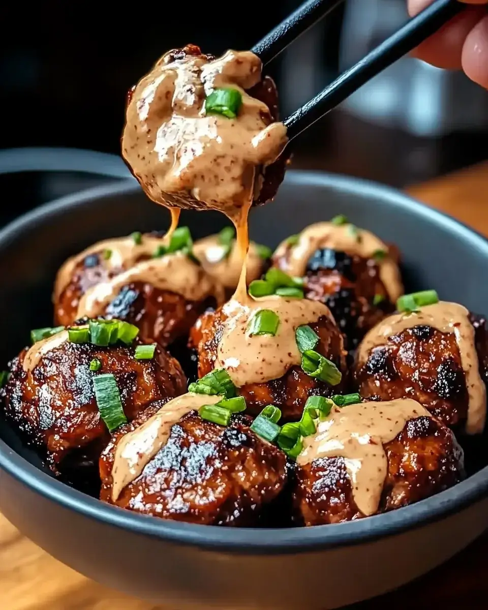 Koreanische BBQ-Fleischbällchen mit scharfer Mayo-Dip – Entdecke das Rezept!