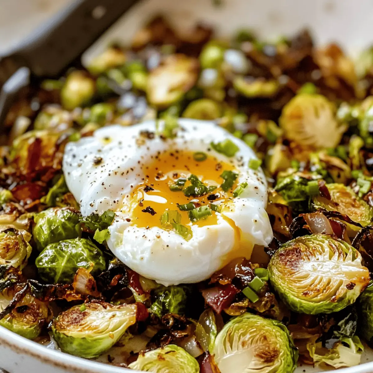 Krosse Low-Carb Rosenkohl Hash mit pochiertem Ei