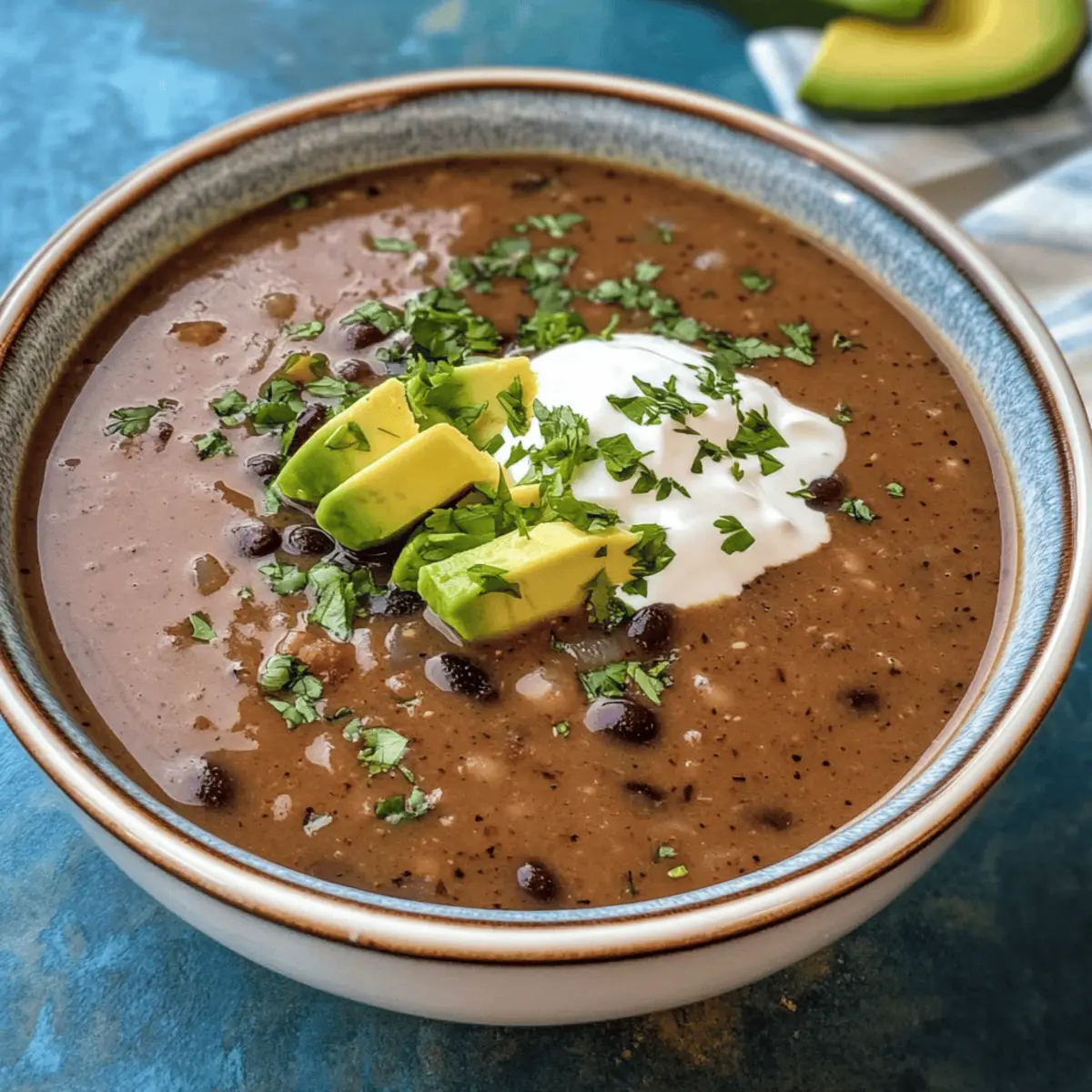 Cremige Schwarze-Bohnen-Suppe für Eilige