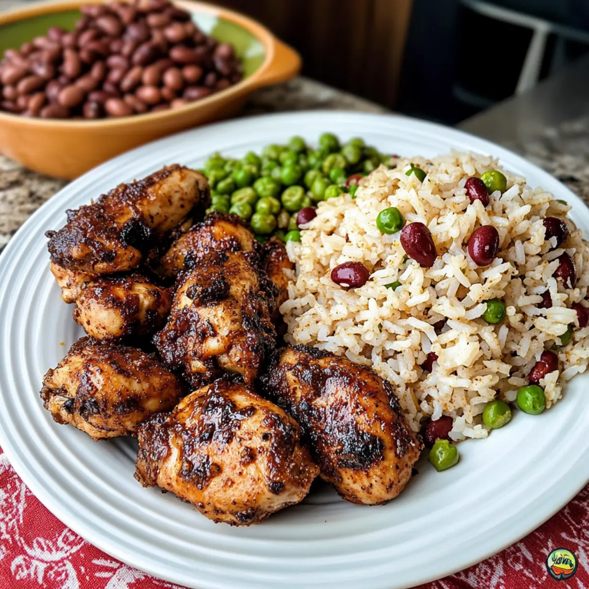 Jamaikanisches Jerk-Hühnchen mit Reis und Erbsen