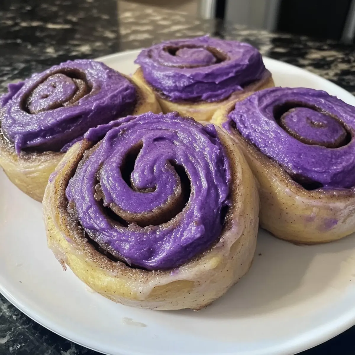 Ube Zimtschnecken mit cremigem Frosting