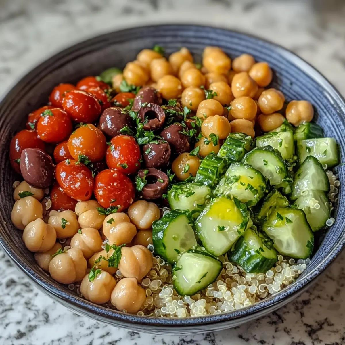 Mittelmeer Kichererbsen und Quinoa Kraftschüssel Spaß beim Kochen