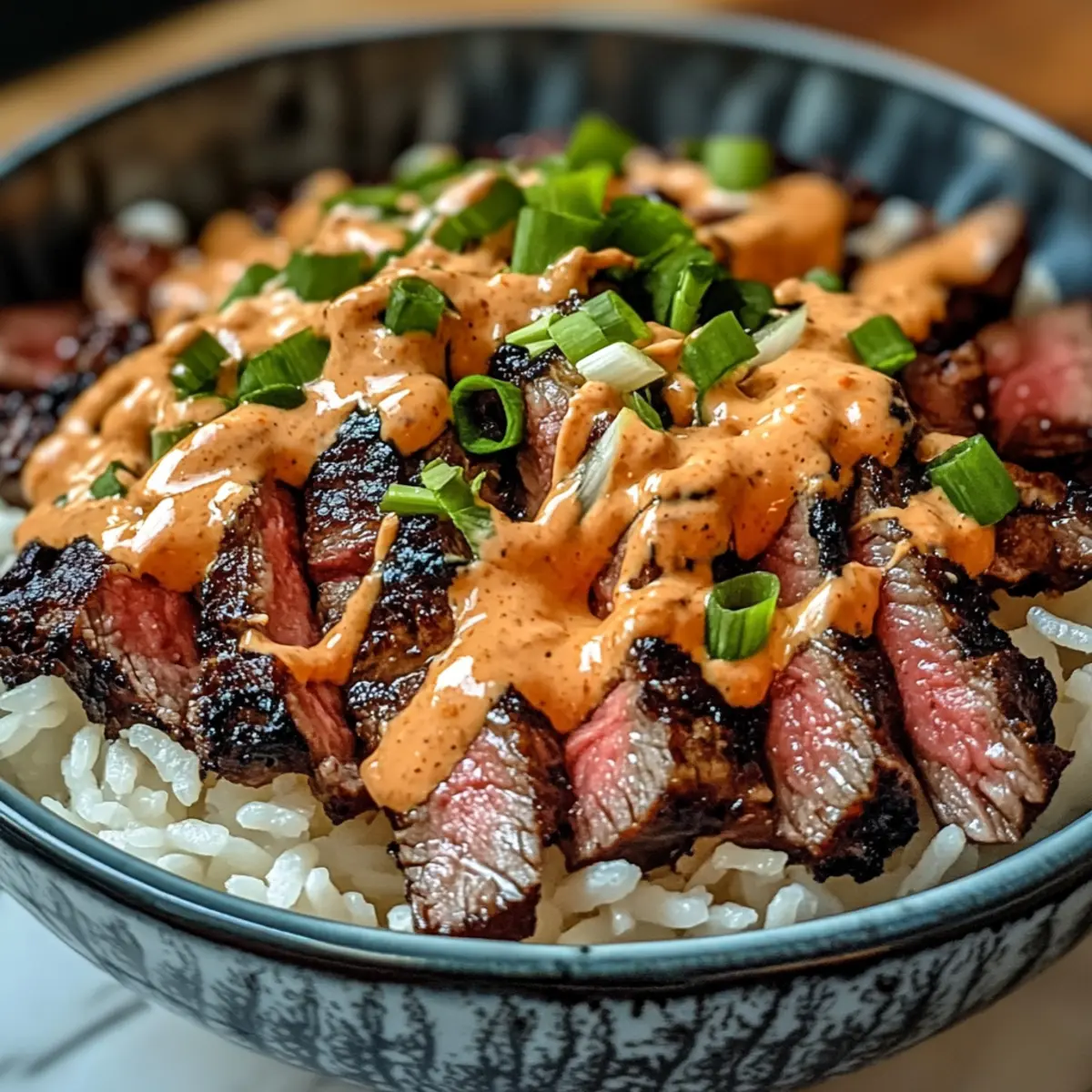 Koreanisches BBQ Steak Reis Schalen mit scharfer Sauce