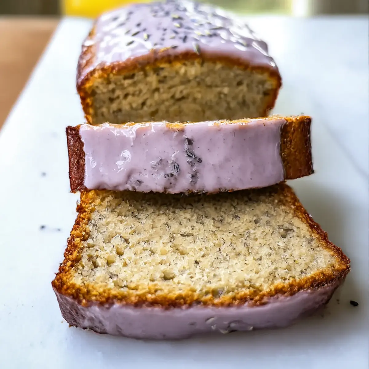 Lavendel Bananenbrot mit blumigem Genuss