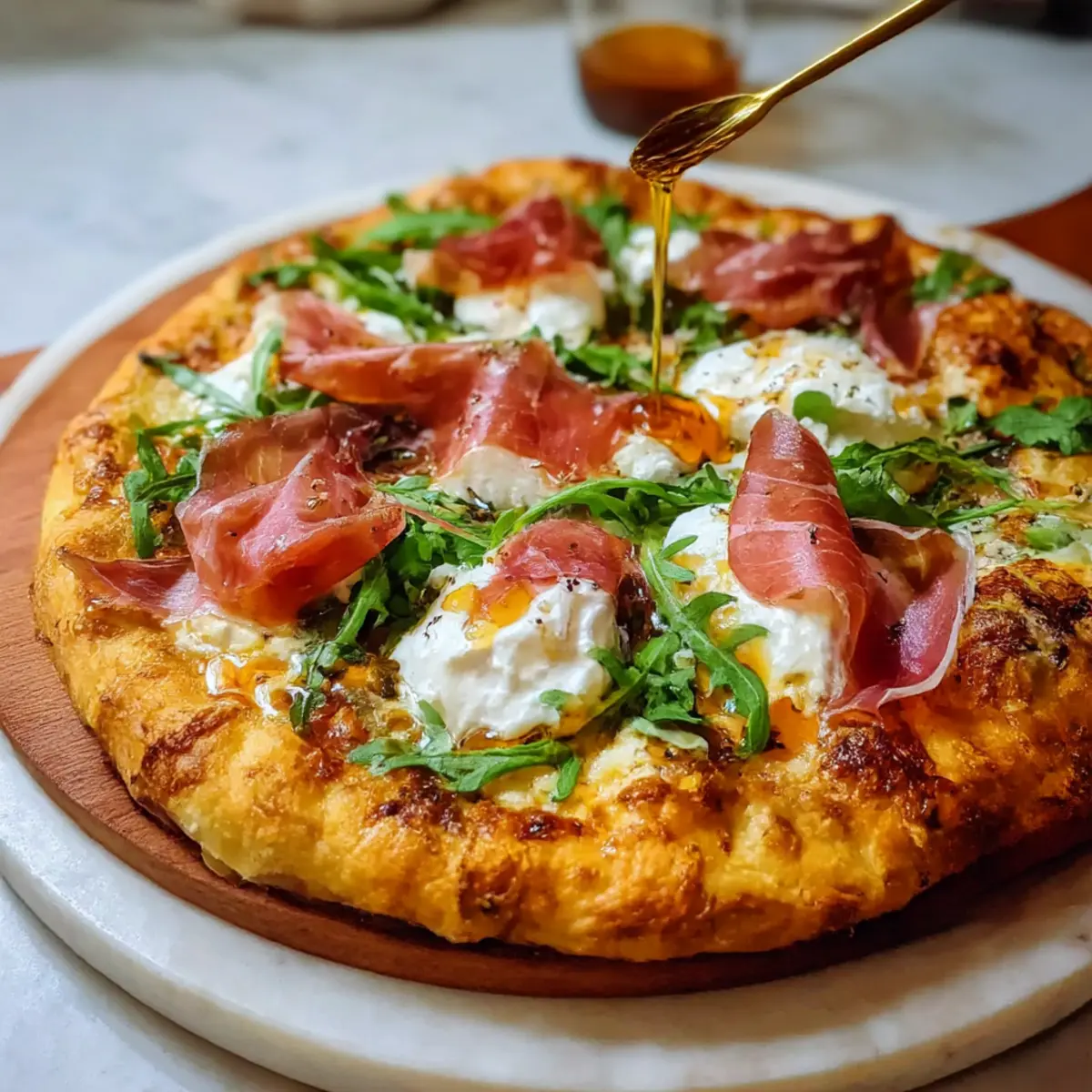 Prosciutto und Honig Burrata Pizza für Zuhause